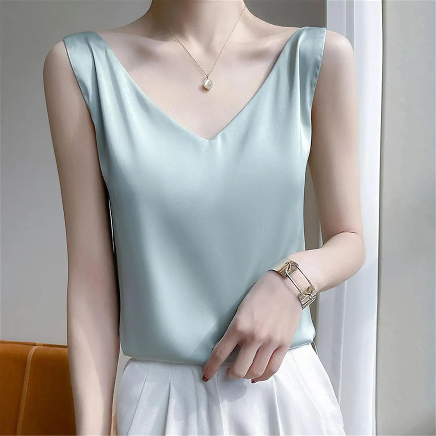 Women's Summer Sleeveless Tops for Women Trendy V-Neck Silk Satin Slim Fit Shoulder Camisole